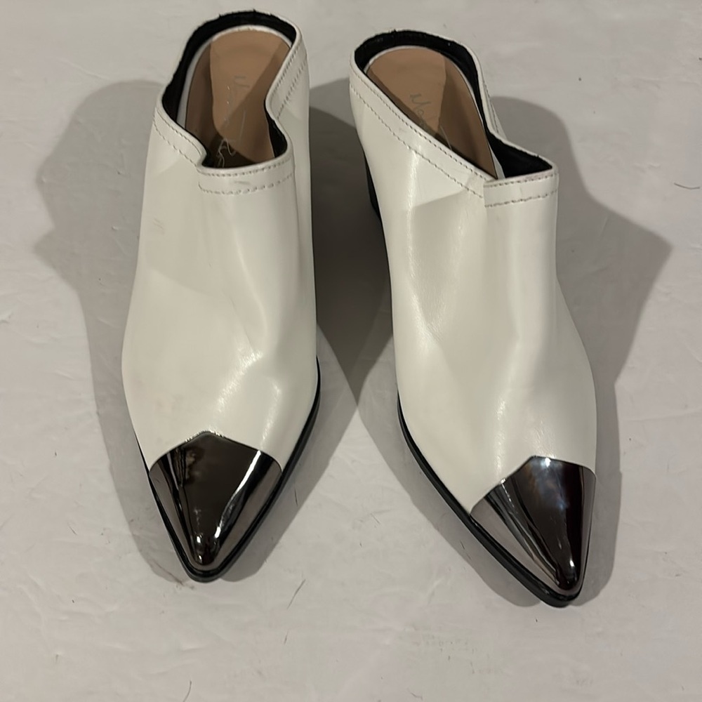 Modern Rush White ‘Paulina’ Mules With A Metallic Silver Point -Size 6